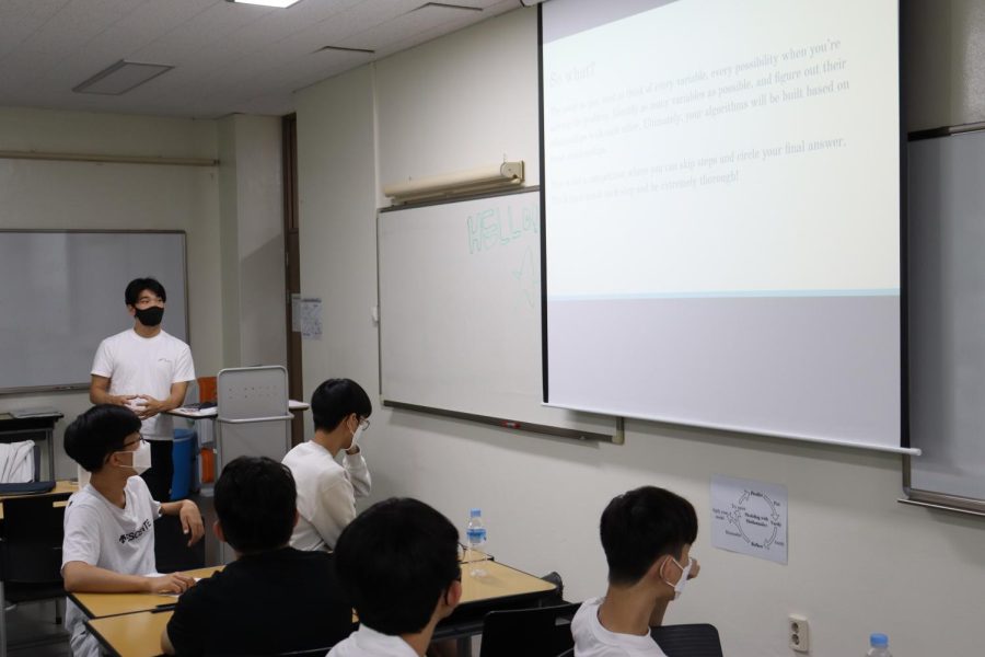 Eric Cho (10) informs participants about an example HiMCM prompt.