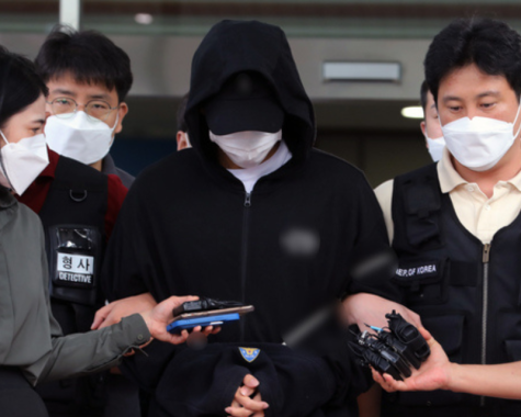 Inha University freshman leaving the police station following investigation to his murder and rape charges.