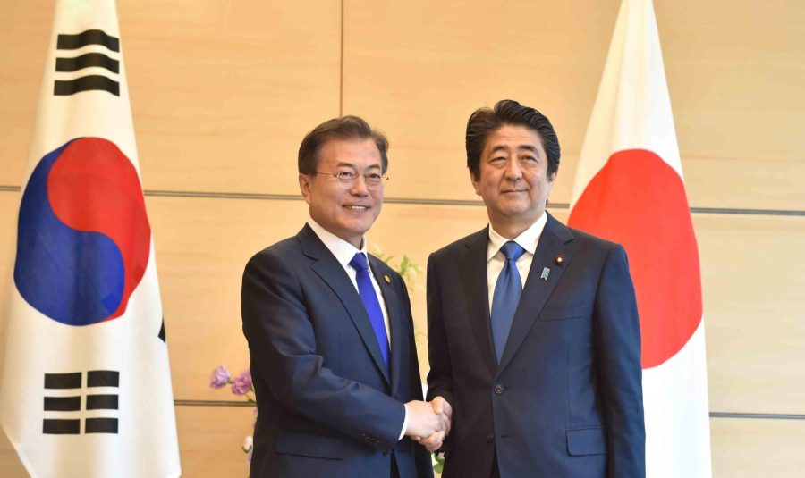 Former+South+Korean+president+Moon+Jae-in+shakes+hands+with+Former+Japanese+prime+minister+Shinzo+Abe.+%28Source%3A+Getty+Images%29