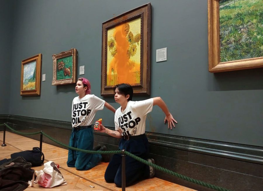 Protesters throw tomato soup on Gogh’s “Sunflowers”