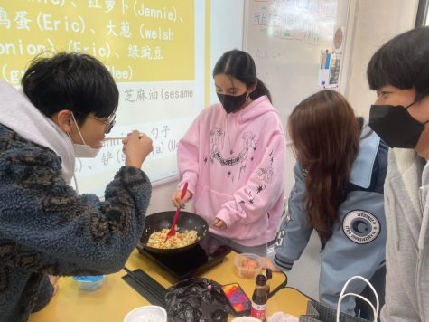 B1 Chinese students cook fried rice.