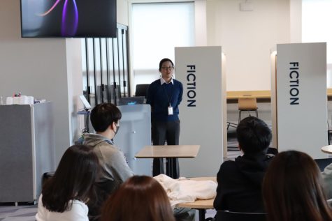 Bora Chung presents to English students