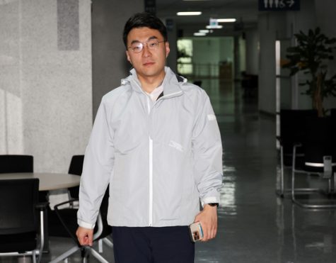 Kim Nam-kuk walking to his office. Source: Korea JoongAng Daily