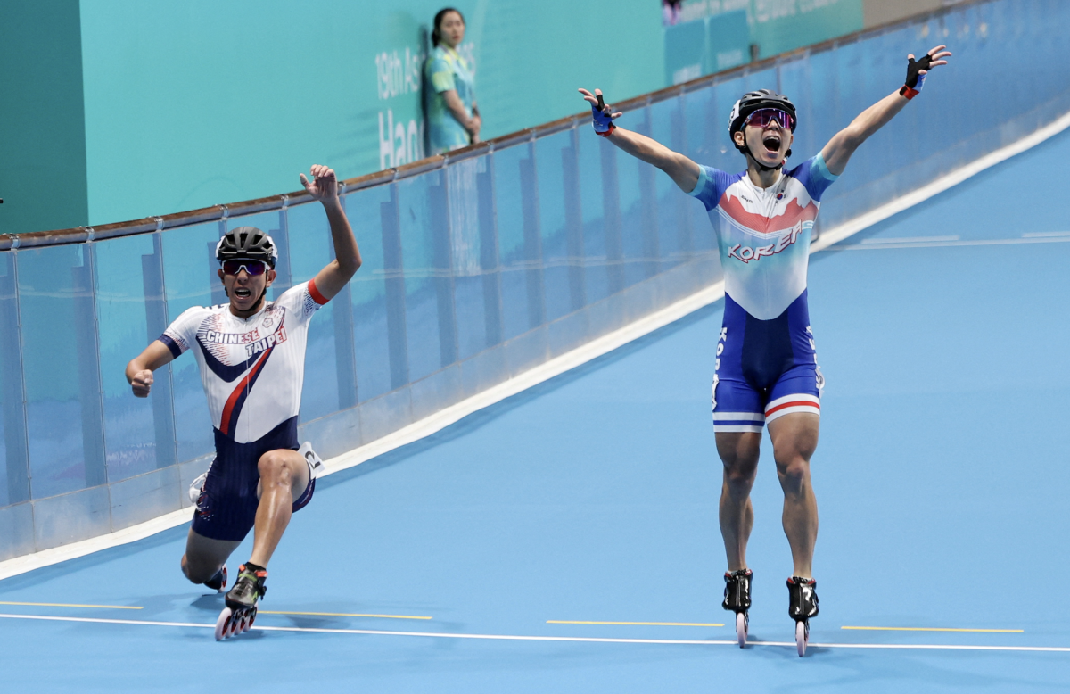 South Koreas Jung Cheol-won prematurely celebrates before crossing the finish line. Taiwans Huang Yu-Lin stretches forward the win the race.
Source: CNN