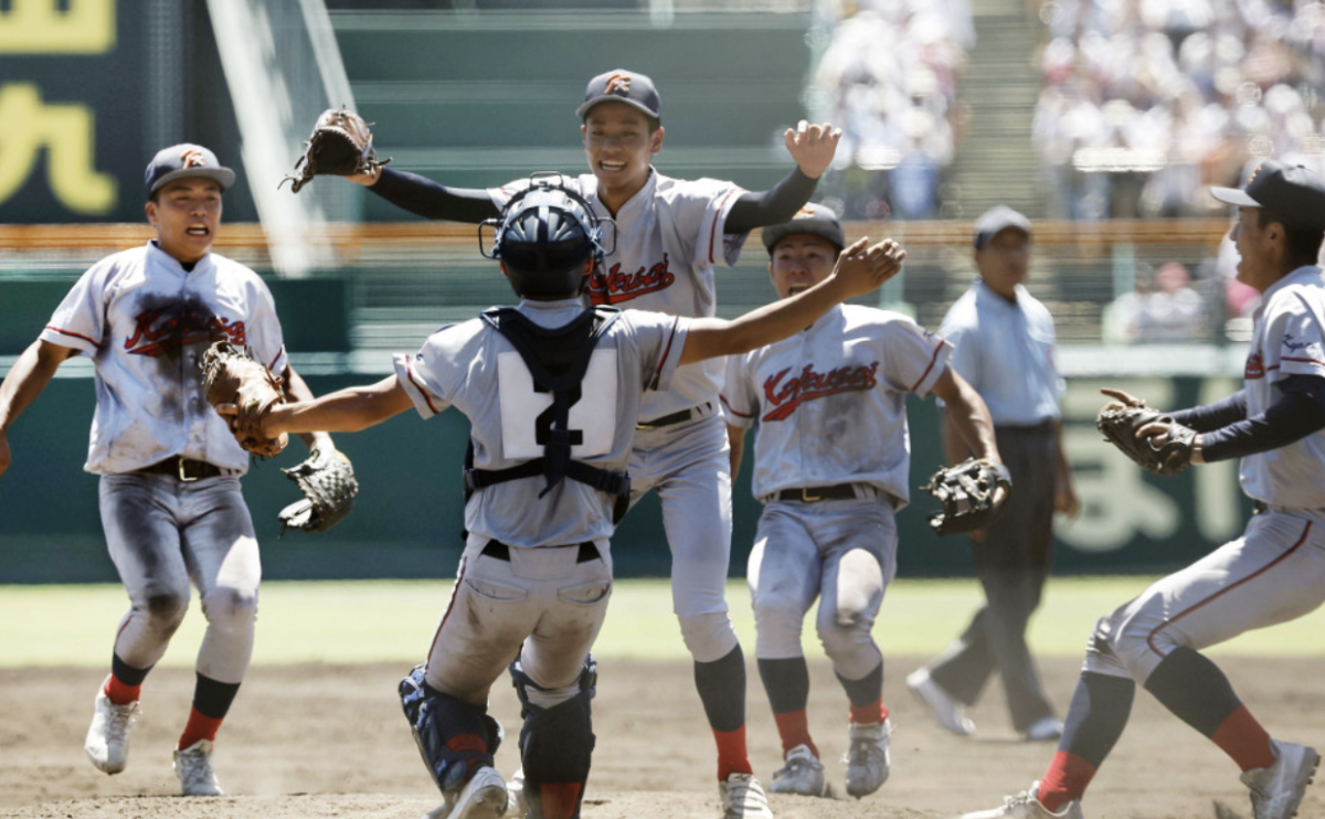 Photo of Kyoto International School’s baseball team winning the Summer Koshien finals
