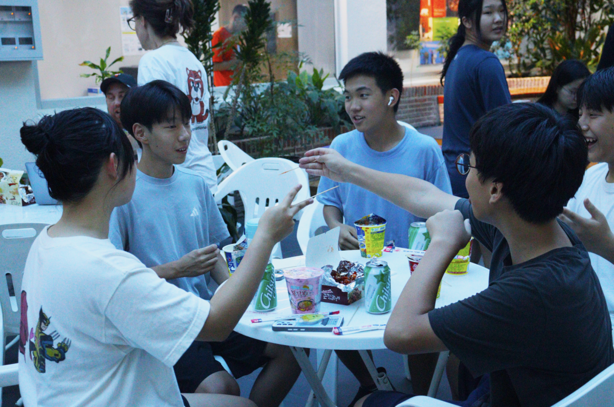 Freshmen socializing during Late Night dinner 