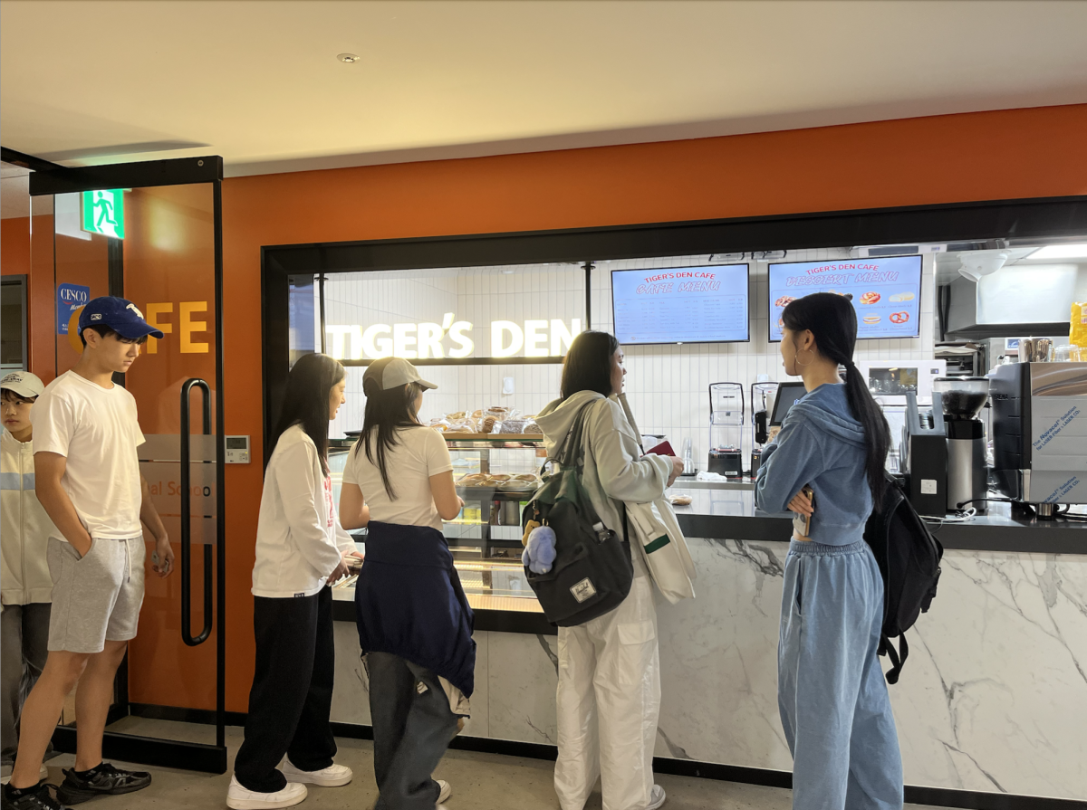 Students purchasing food at the Tiger’s Den