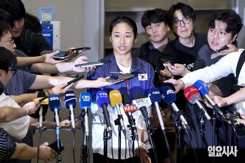 Ahn Se-young getting interviewed after the announcement of Korean Ministry of Sports 
Source: The Korea Times