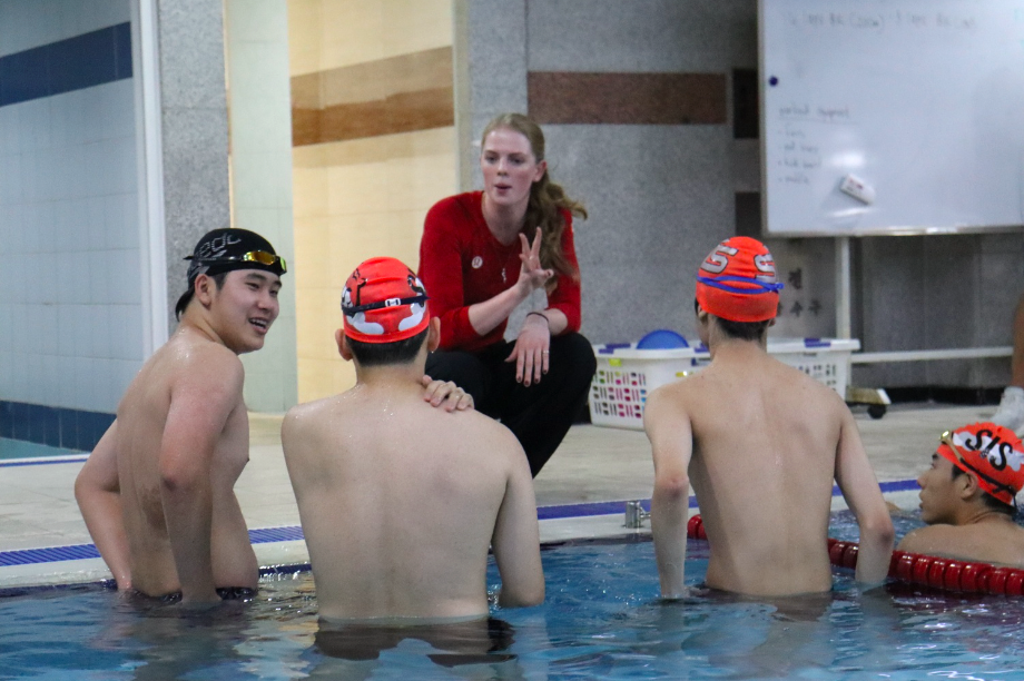 Ingrid Wilm giving instructions to Byung Wook Park and his fellow swimmers
