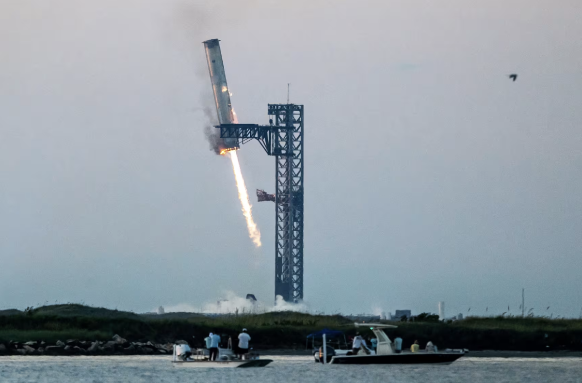 Footage of the Starship rocket landing in the metal arms