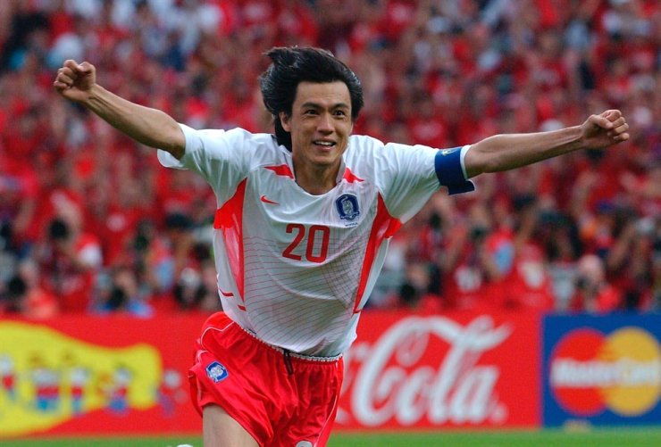 Hong Myung-bo in his player days 