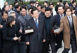 Lee Jae-myung arriving at court for his trial