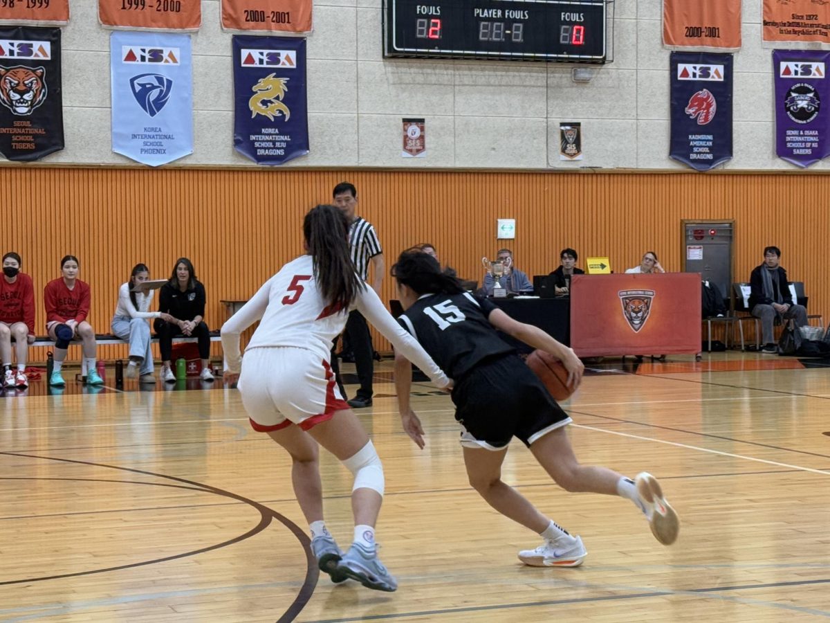 Julie Koh (11) driving to score a goal 