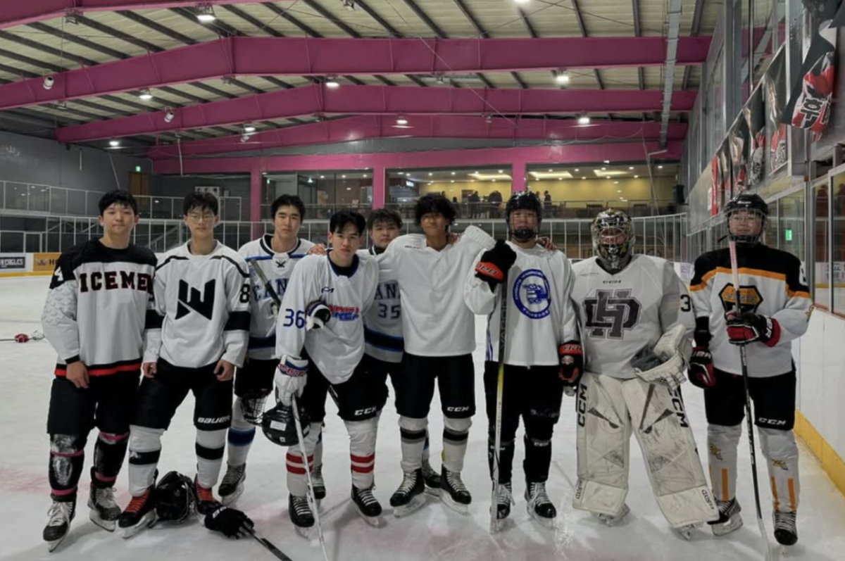 The team photo of the SIS Varsity ice hockey team after their first victory
