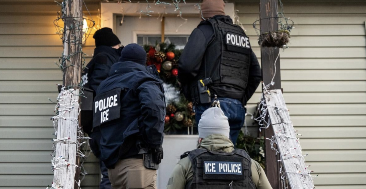 ICE agent knocking on doors of Chicago homes
