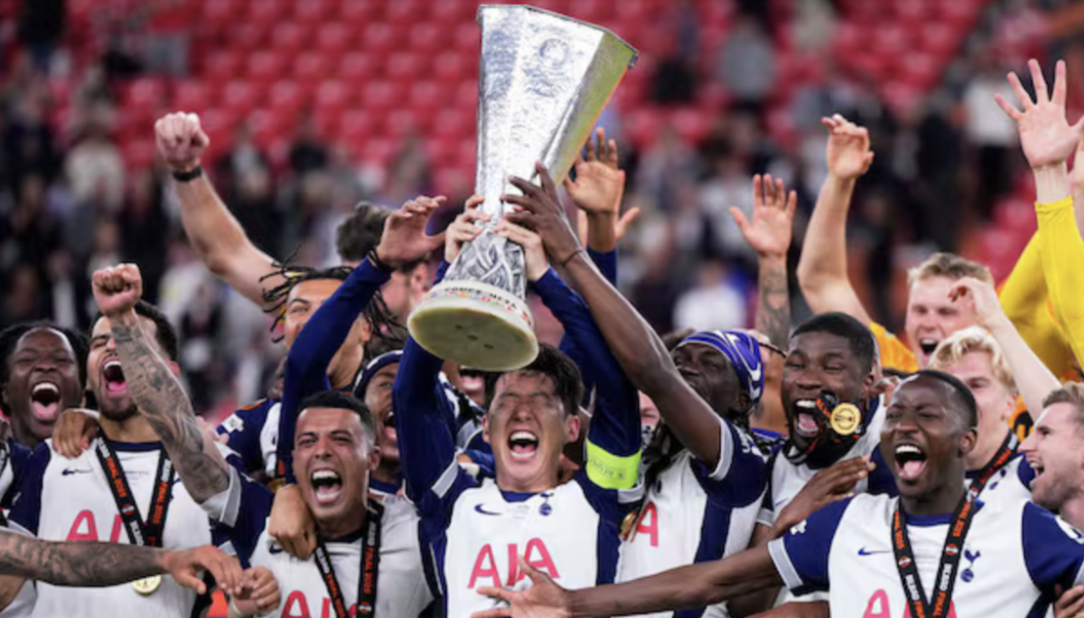 Son Heung-min lifting up the trophy with his teammates 
Source: The Chosun Daily 
