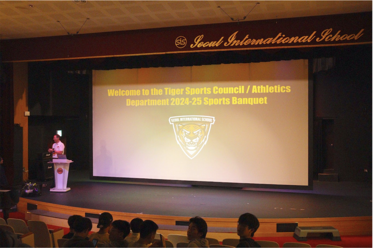 Mr.Fraseur introduces the 2024-25 sports banquet event in the auditorium

