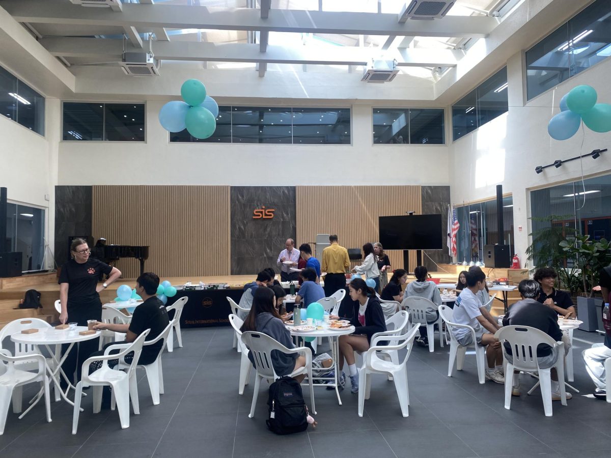 Tiger ambassadors host a pizza party for new students at the atrium.
