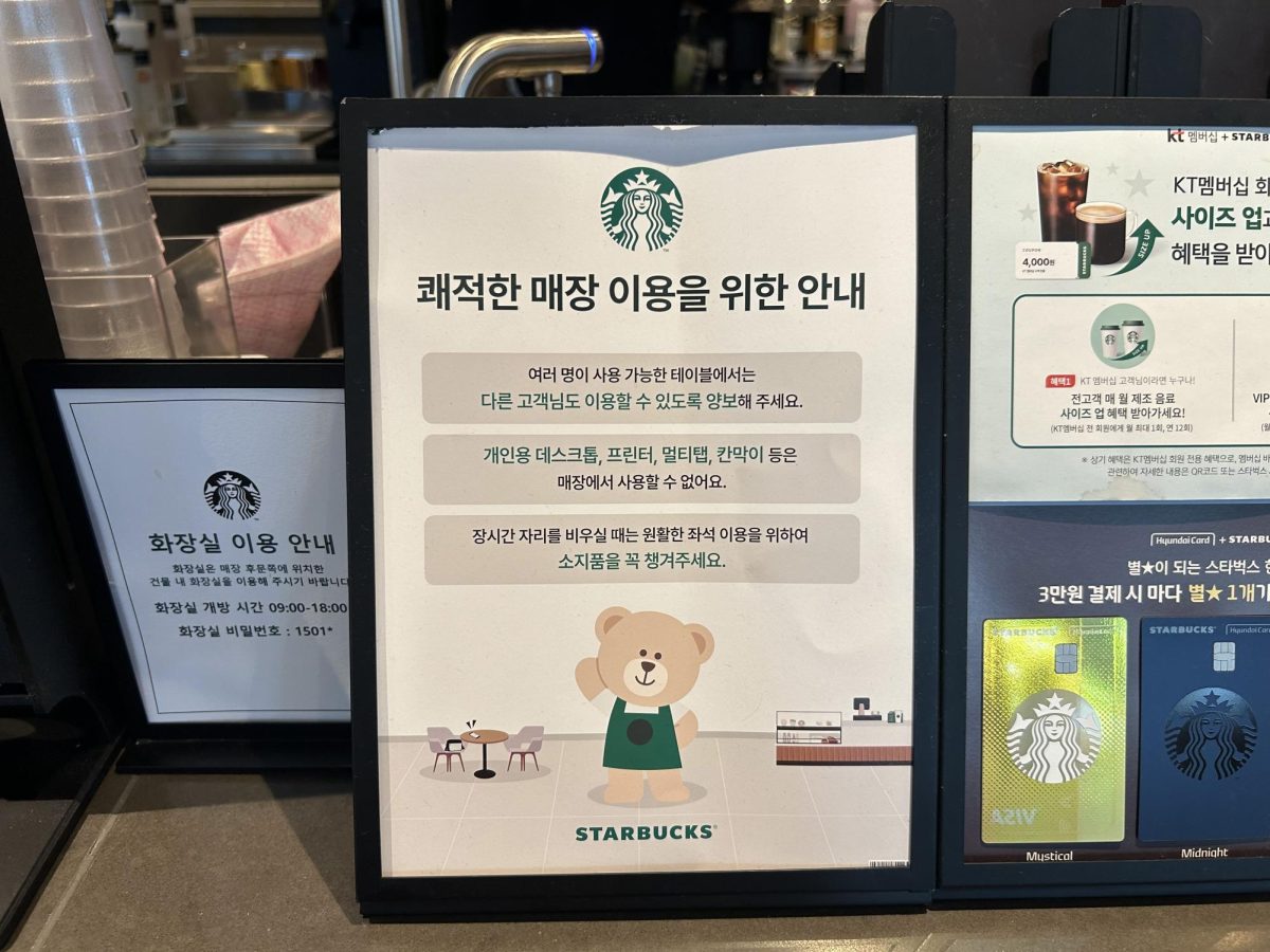 A customer notice displayed at a Starbucks counter
