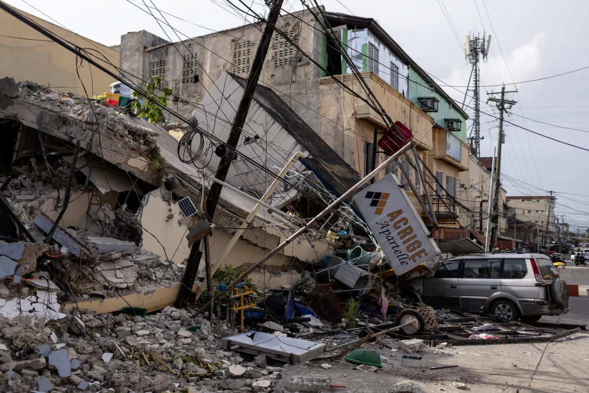 7.4 Magnitude earthquake devastates a town in southern Philippines 