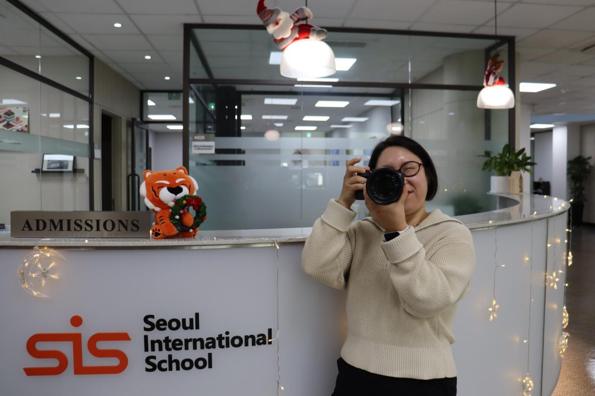 Da Hyun Kim poses for the photo with her camera