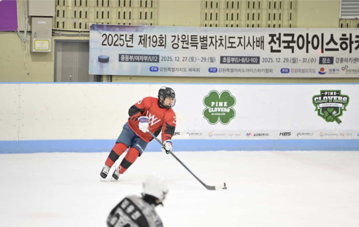 Nathan Chung (12) performs at the 19th national ice hockey tournament in Gangwon-do.