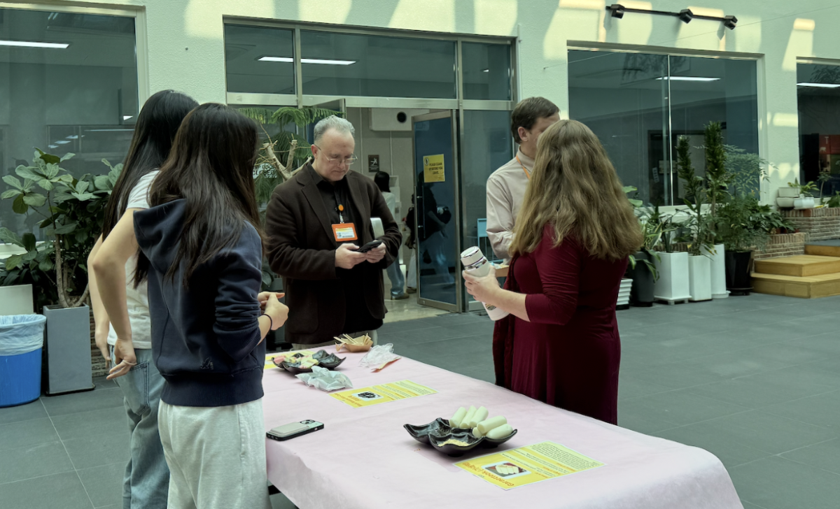 Caption: KSF members interacting with the teachers visiting the tteok festival  
Photo by Serim Kwon
