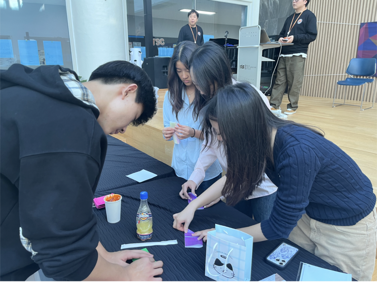 History Honor Society (HHS) sets up the Ddakji game station